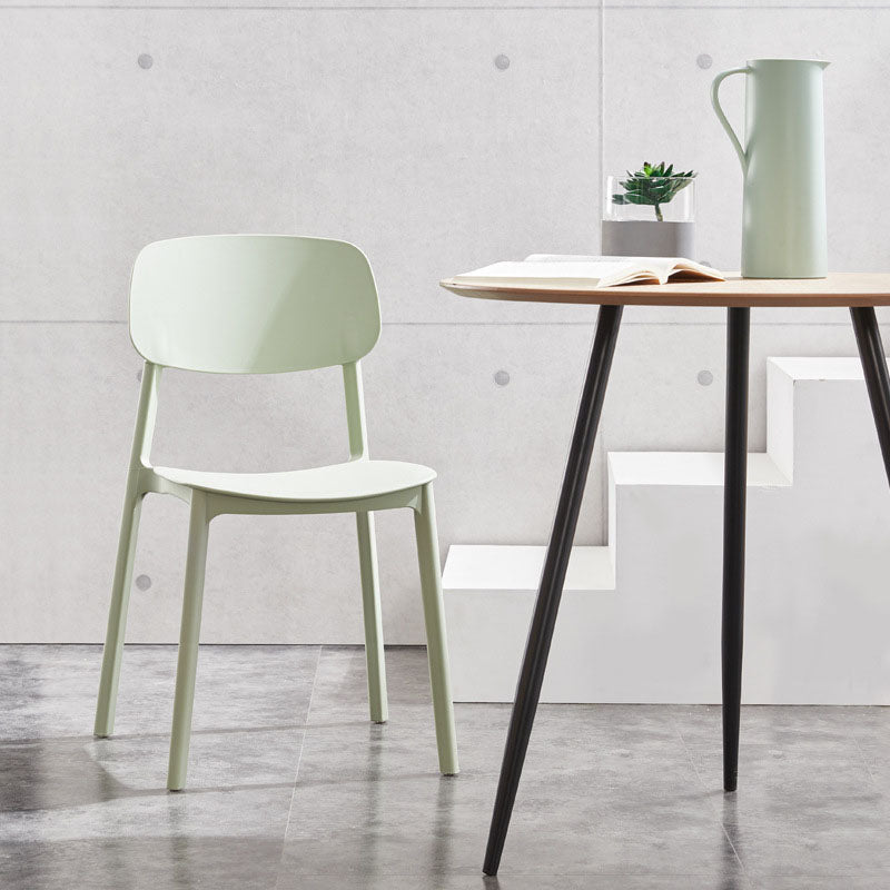 Silla lateral casera de plástico moderna con respaldo abierto y acabado mate