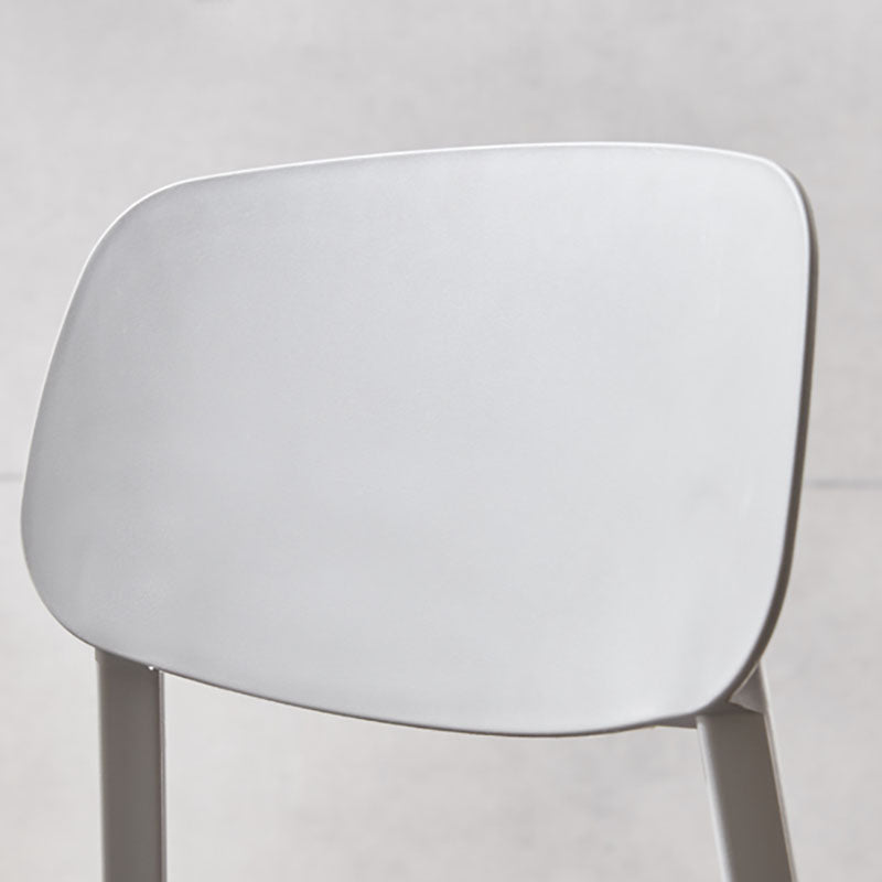 Silla lateral casera de plástico moderna con respaldo abierto y acabado mate