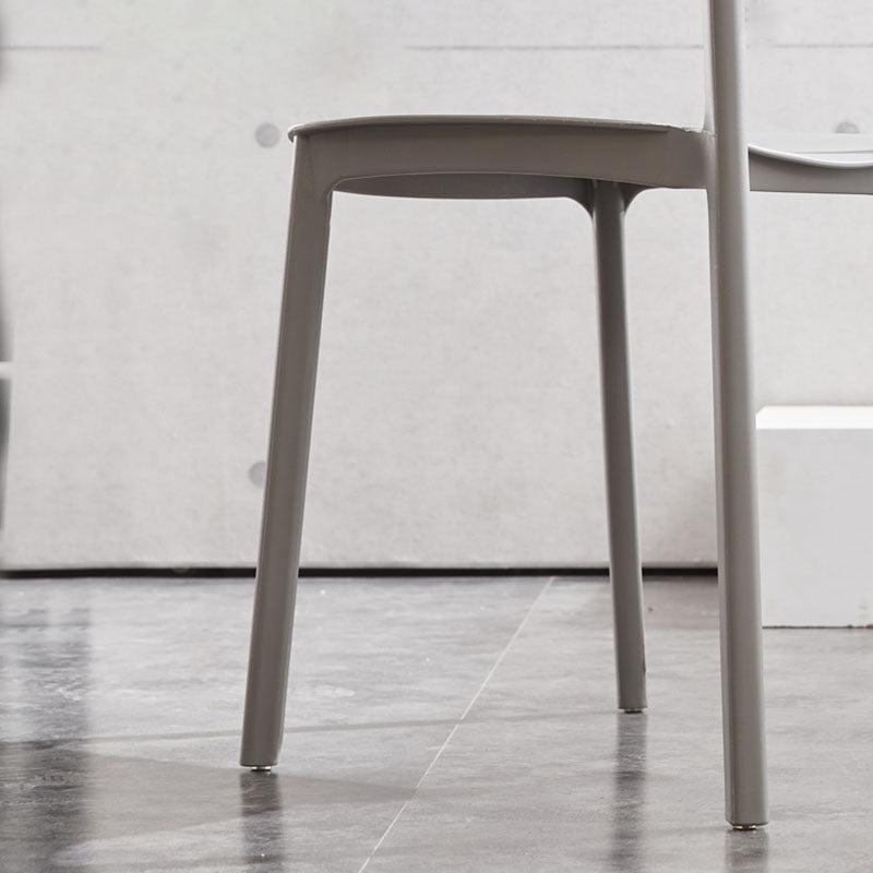 Silla lateral casera de plástico moderna con respaldo abierto y acabado mate