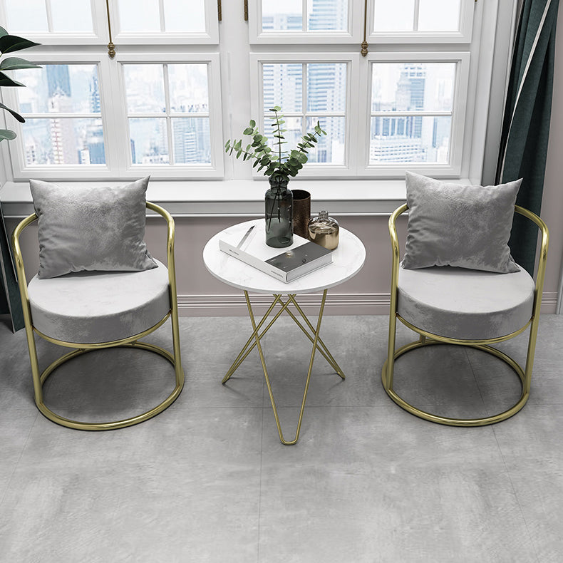 El comedor del metal del estilo nórdico preside el terciopelo que cena la silla para el uso del restaurante