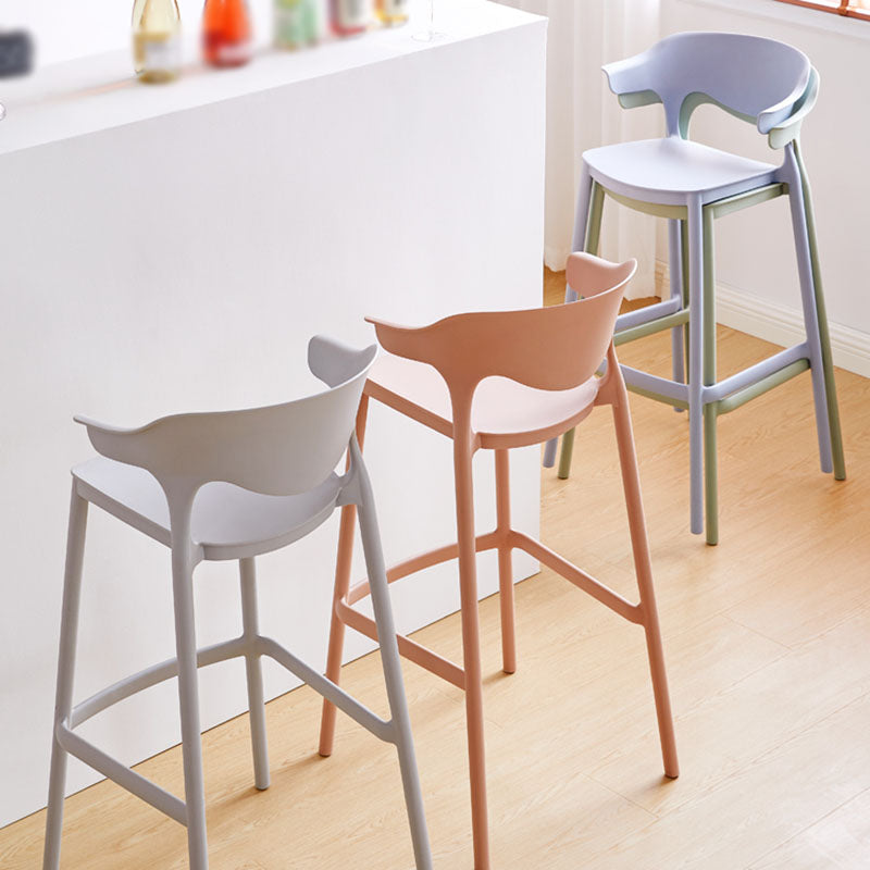 Tabouret de bar nordique à dossier bas en plastique, haut empilable d'intérieur avec siège en selle