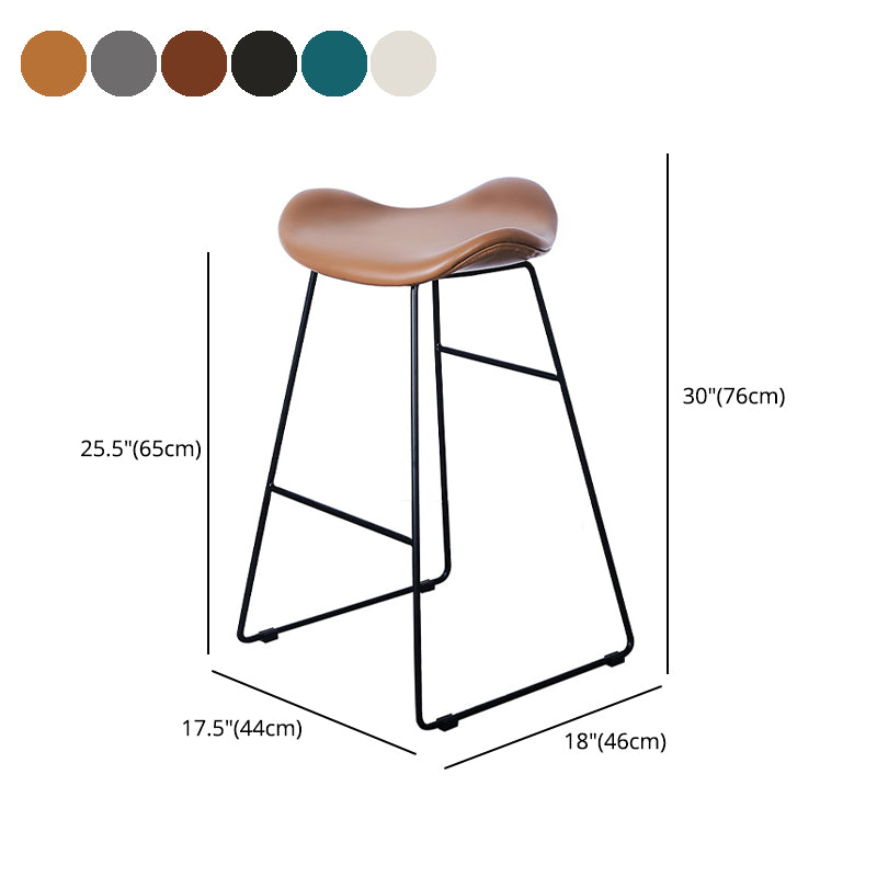 Barhocker aus Metall im Industriestil, Schalensitz, Schlittenbeine, Thekenhocker für die Küchenbar