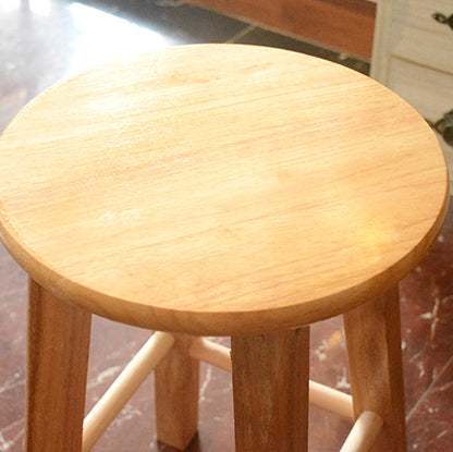 Moderner armloser, rückenfreier Barhocker aus Holz mit Holzsitz und Pedal