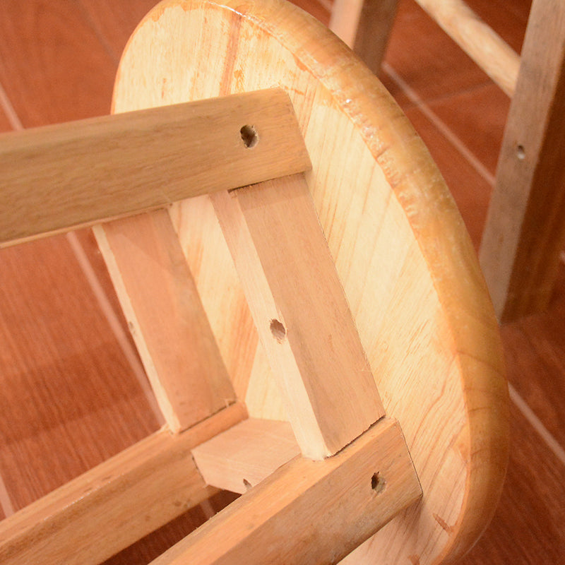 Moderner armloser, rückenfreier Barhocker aus Holz mit Holzsitz und Pedal