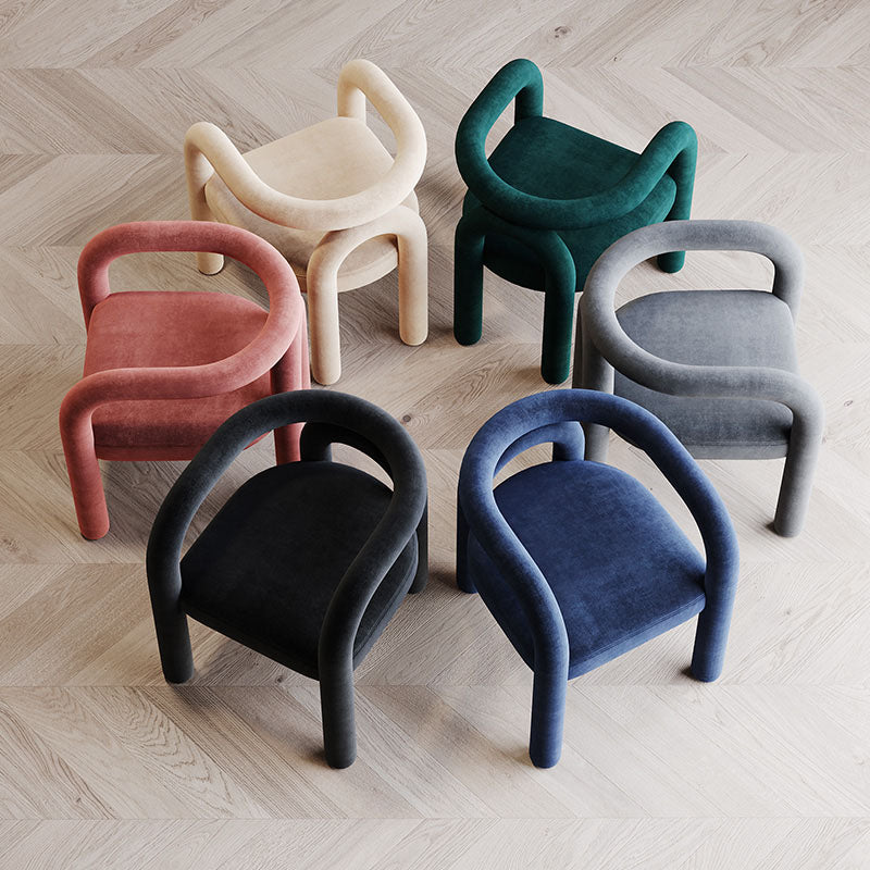Silla de comedor curvada de terciopelo con respaldo abierto y acabado mate, estilo diseñador