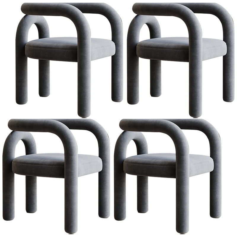 Silla de comedor curvada de terciopelo con respaldo abierto y acabado mate, estilo diseñador