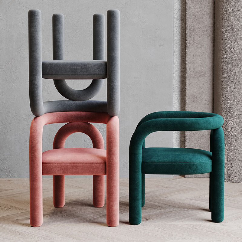 Silla de comedor curvada de terciopelo con respaldo abierto y acabado mate, estilo diseñador