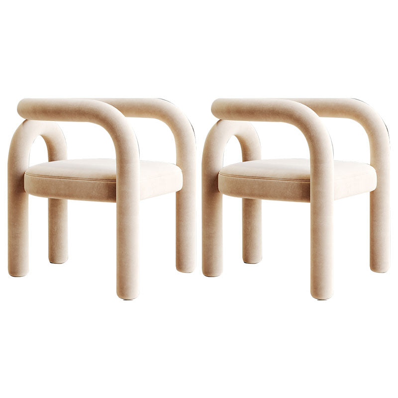 Silla de comedor curvada de terciopelo con respaldo abierto y acabado mate, estilo diseñador