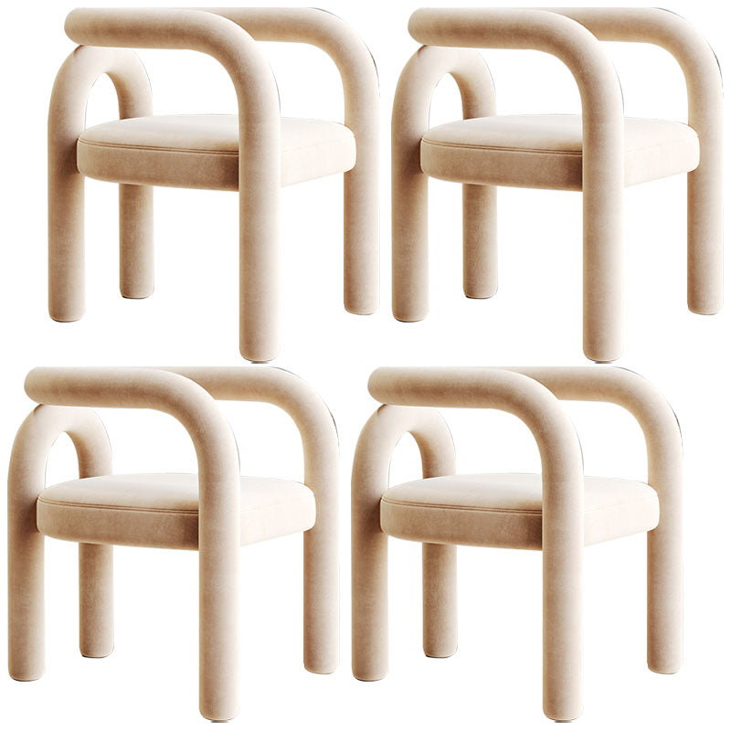 Silla de comedor curvada de terciopelo con respaldo abierto y acabado mate, estilo diseñador