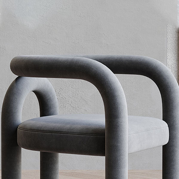 Silla de comedor curvada de terciopelo con respaldo abierto y acabado mate, estilo diseñador