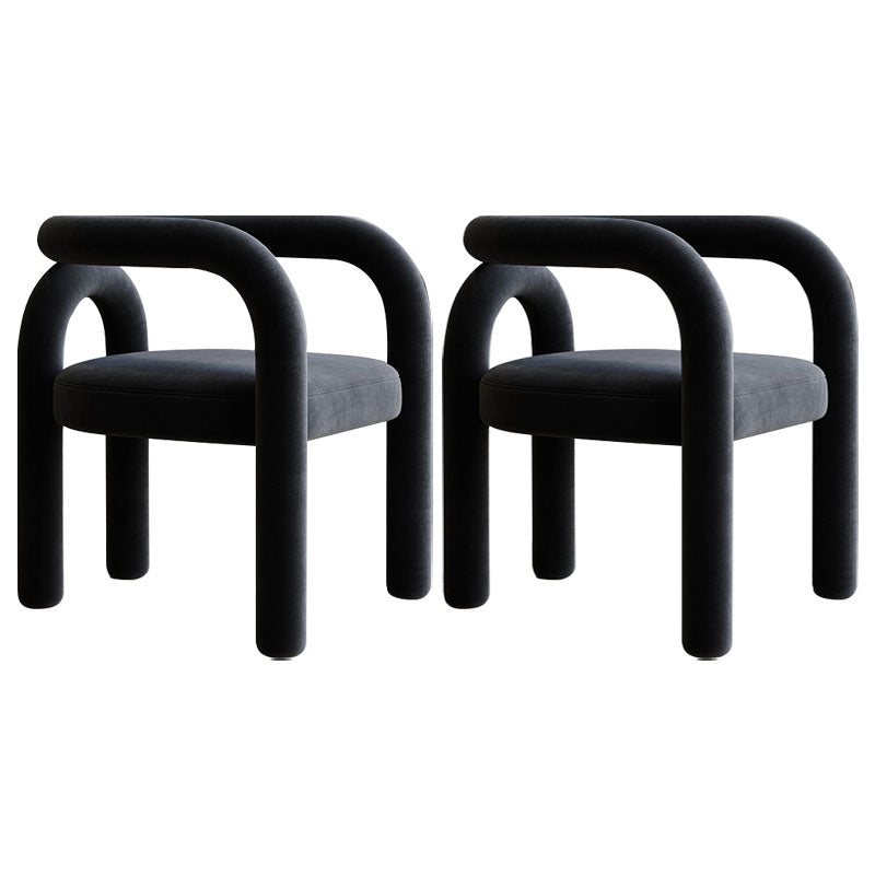 Silla de comedor curvada de terciopelo con respaldo abierto y acabado mate, estilo diseñador