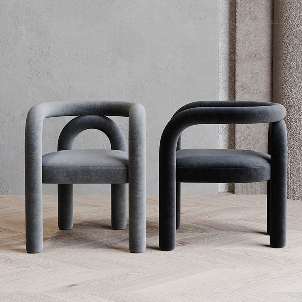 Silla de comedor curvada de terciopelo con respaldo abierto y acabado mate, estilo diseñador