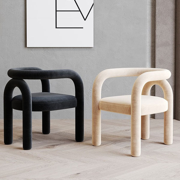 Silla de comedor curvada de terciopelo con respaldo abierto y acabado mate, estilo diseñador