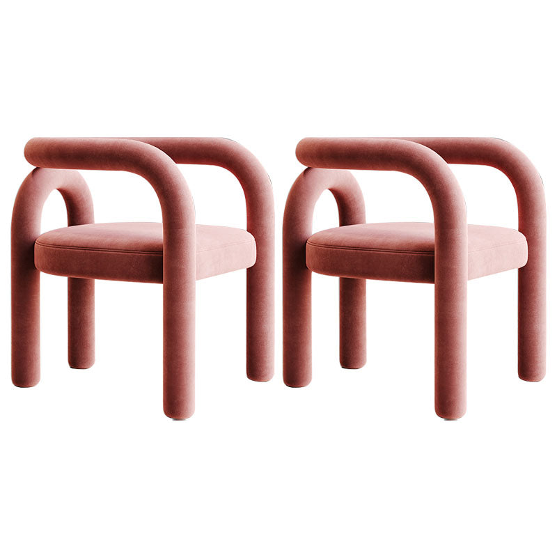 Silla de comedor curvada de terciopelo con respaldo abierto y acabado mate, estilo diseñador