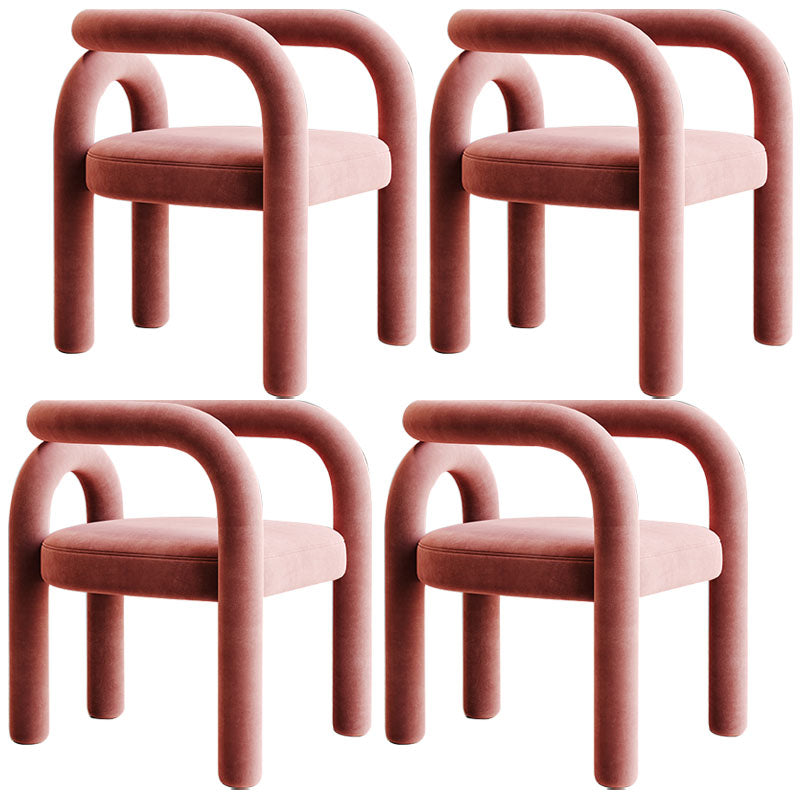 Silla de comedor curvada de terciopelo con respaldo abierto y acabado mate, estilo diseñador