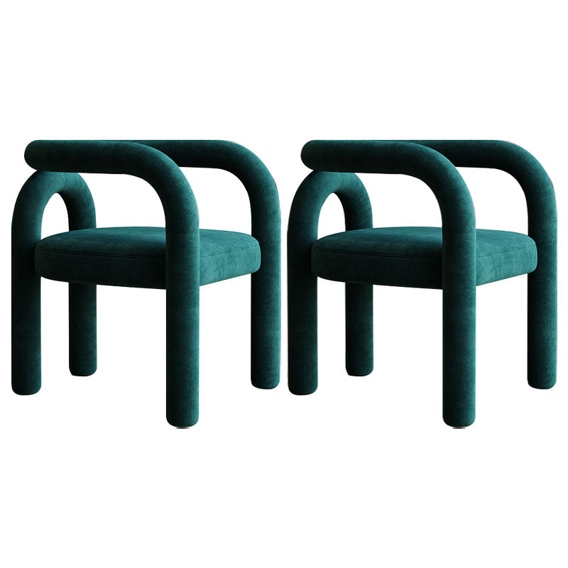 Silla de comedor curvada de terciopelo con respaldo abierto y acabado mate, estilo diseñador