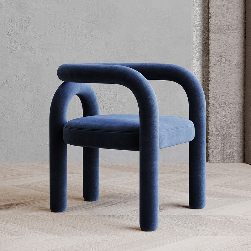 Silla de comedor curvada de terciopelo con respaldo abierto y acabado mate, estilo diseñador