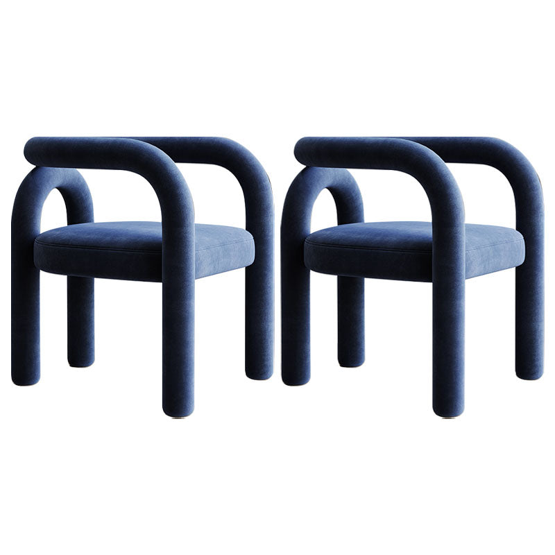 Silla de comedor curvada de terciopelo con respaldo abierto y acabado mate, estilo diseñador