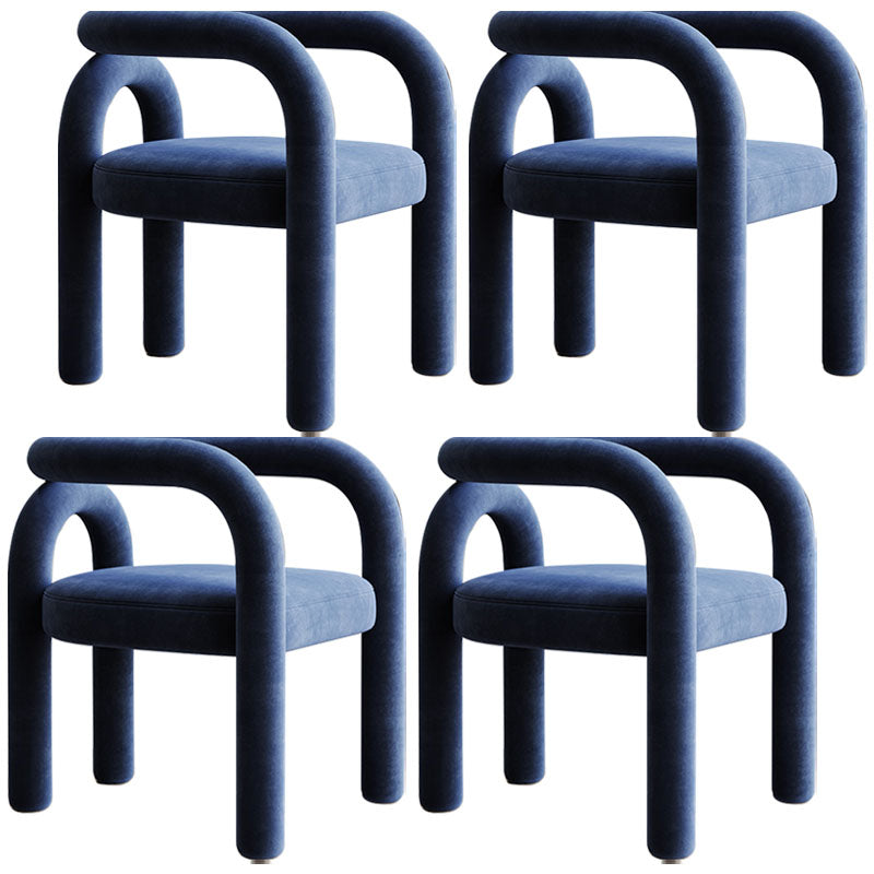 Silla de comedor curvada de terciopelo con respaldo abierto y acabado mate, estilo diseñador