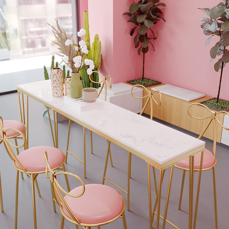 Table blanche de style glam dans le haut en fer et la table de bar à thé à lait en marbre en marbre en marbre