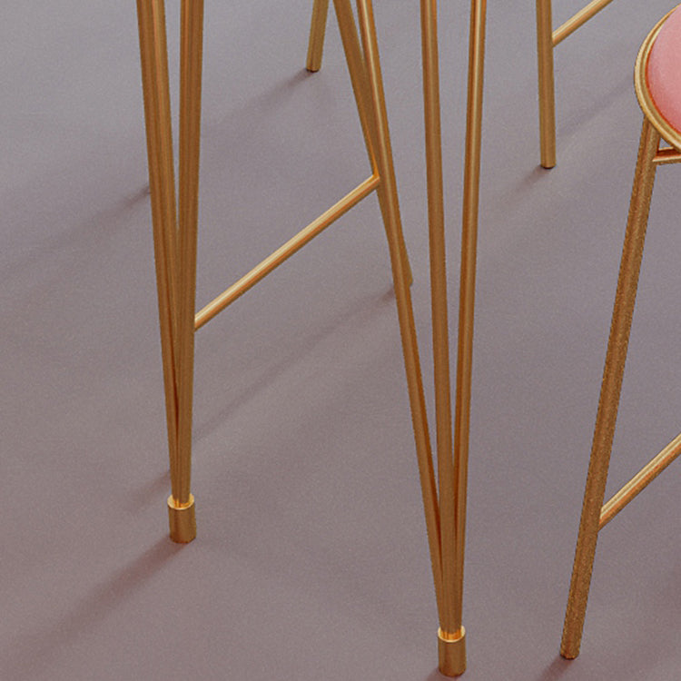 Table blanche de style glam dans le haut en fer et la table de bar à thé à lait en marbre en marbre en marbre