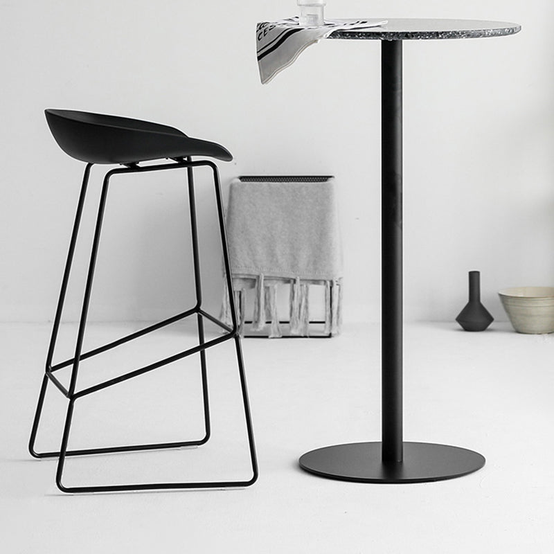 Nordic Indoor Barhocker mit niedriger Rückenlehne, einfacher hoher Eisenhocker mit Kunststoffsitz