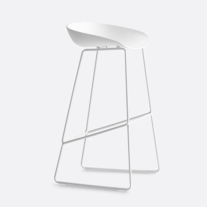 Nordic Indoor Barhocker mit niedriger Rückenlehne, einfacher hoher Eisenhocker mit Kunststoffsitz