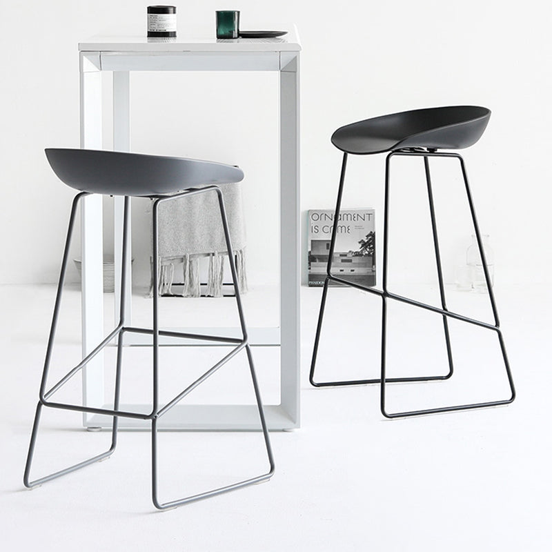 Nordic Indoor Barhocker mit niedriger Rückenlehne, einfacher hoher Eisenhocker mit Kunststoffsitz