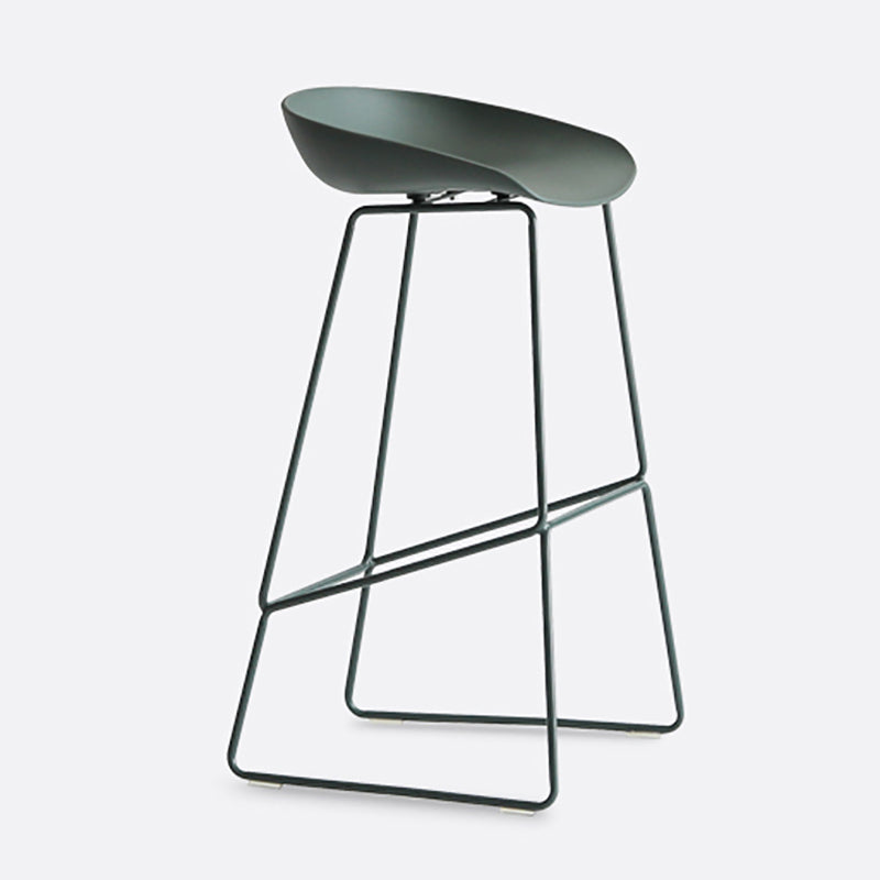 Nordic Indoor Barhocker mit niedriger Rückenlehne, einfacher hoher Eisenhocker mit Kunststoffsitz