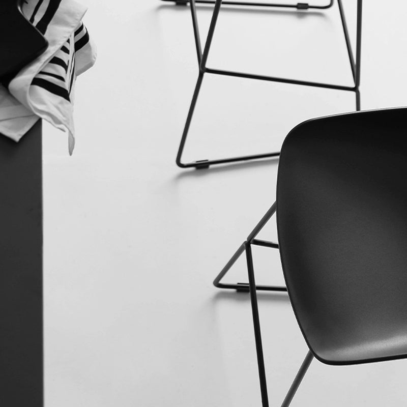 Nordic Indoor Barhocker mit niedriger Rückenlehne, einfacher hoher Eisenhocker mit Kunststoffsitz