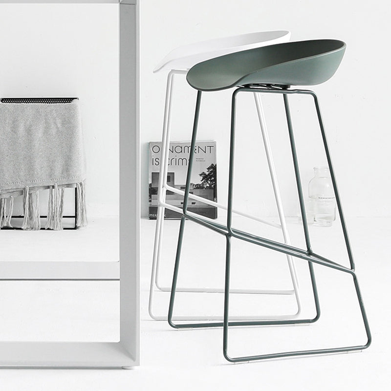 Nordic Indoor Barhocker mit niedriger Rückenlehne, einfacher hoher Eisenhocker mit Kunststoffsitz