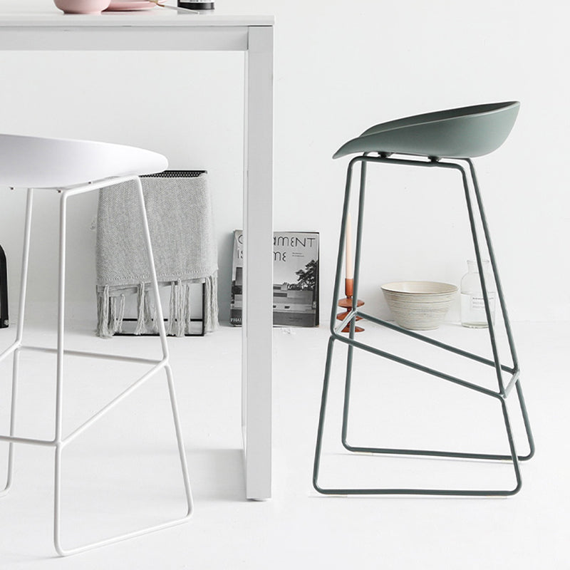 Nordic Indoor Barhocker mit niedriger Rückenlehne, einfacher hoher Eisenhocker mit Kunststoffsitz