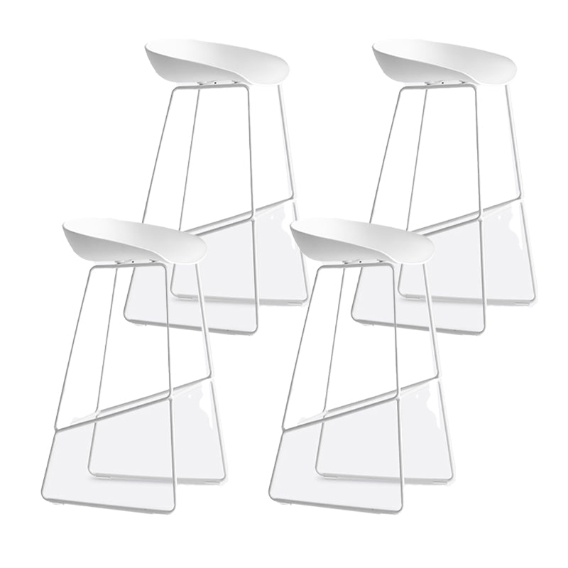 Nordic Indoor Barhocker mit niedriger Rückenlehne, einfacher hoher Eisenhocker mit Kunststoffsitz