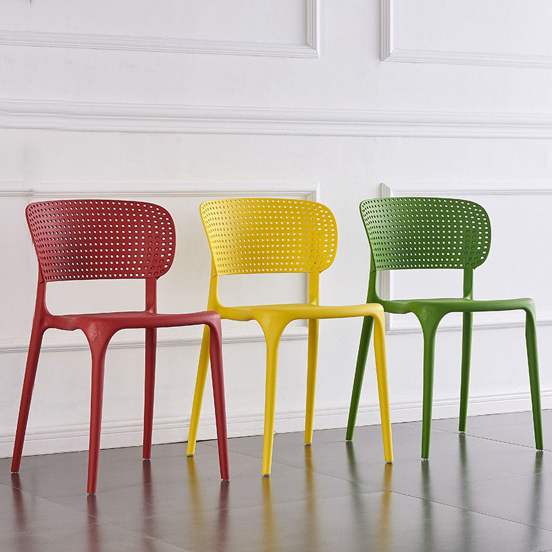 Plástico colorido que cena la silla lateral trasera abierta del estilo nórdico de las sillas sin brazos