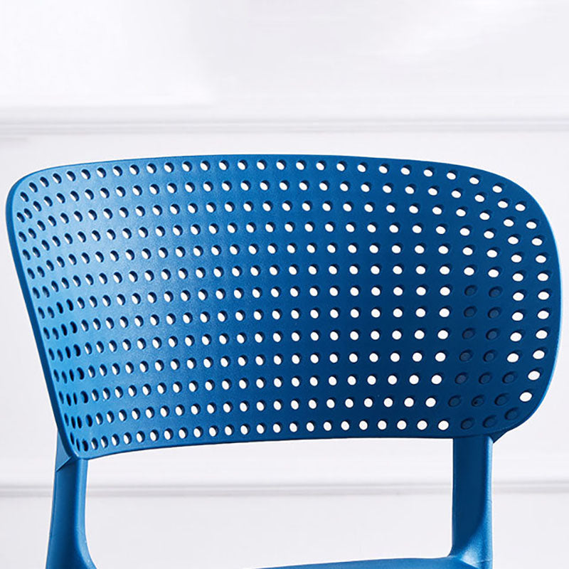 Plástico colorido que cena la silla lateral trasera abierta del estilo nórdico de las sillas sin brazos