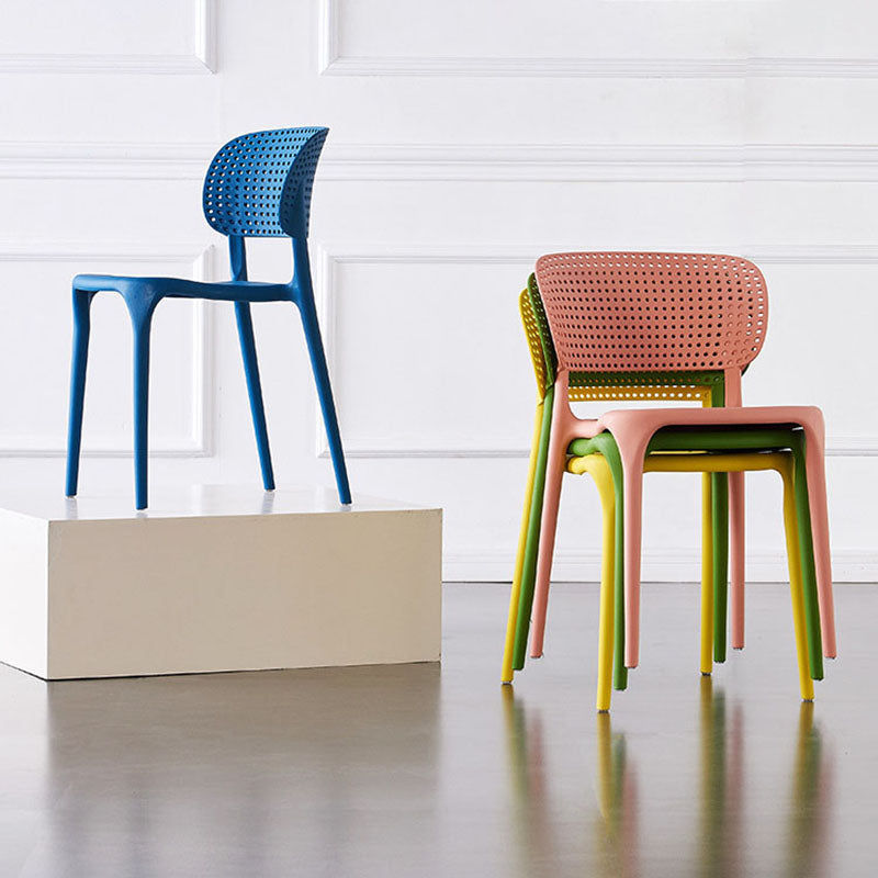 Plástico colorido que cena la silla lateral trasera abierta del estilo nórdico de las sillas sin brazos