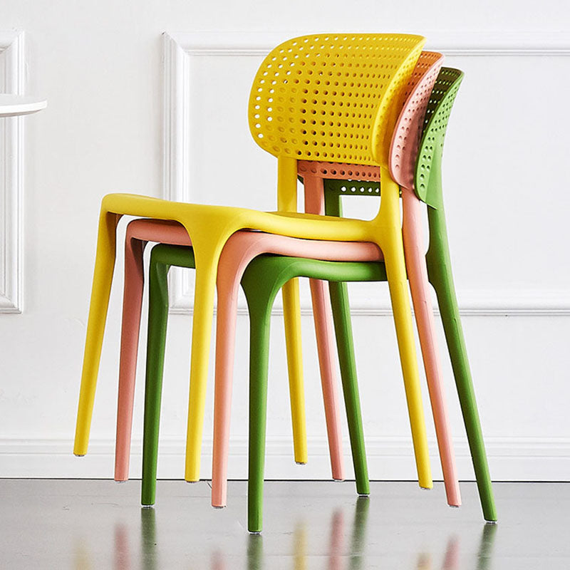 Plástico colorido que cena la silla lateral trasera abierta del estilo nórdico de las sillas sin brazos