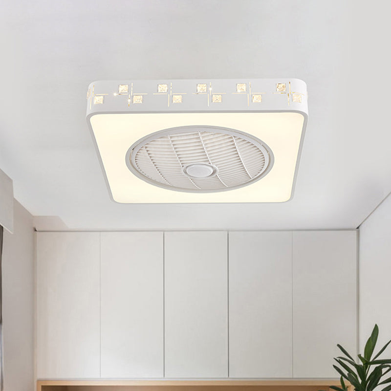Minimalistische quadratische Hängelüfterbeleuchtung 21,5 "W LED Metal Semi Flush Leuchte in Weiß mit 3 Klingen