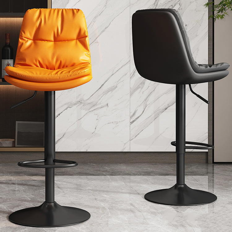 Taburete de bar interior de altura ajustable de cuero moderno con patas de hierro y respaldo bajo