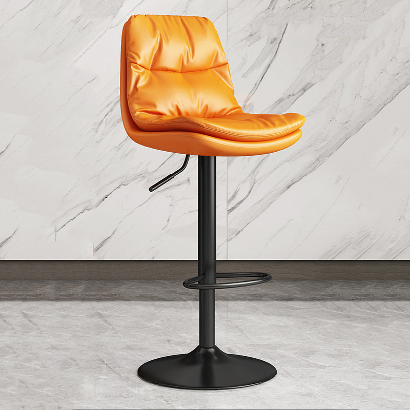 Taburete de bar interior de altura ajustable de cuero moderno con patas de hierro y respaldo bajo