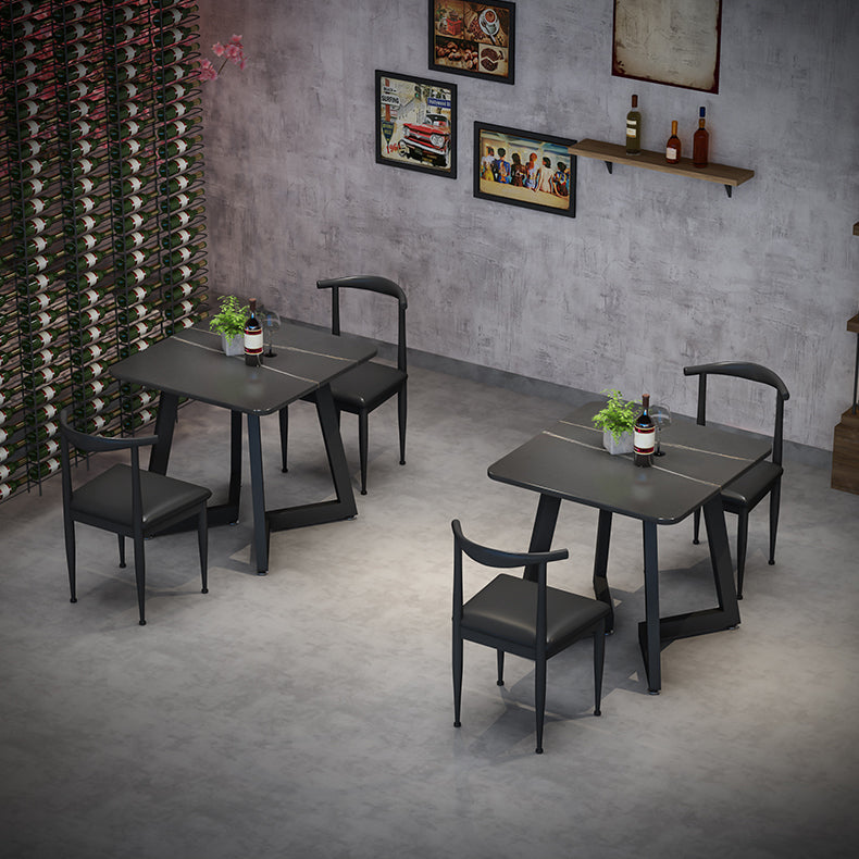 Mesa de comedor de estilo industrial Mesa de comedor de piedra sinterizada negra con base de metal