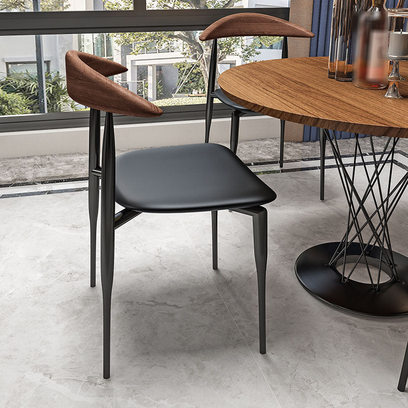 Silla lateral de comedor de cuero de estilo industrial con respaldo abierto