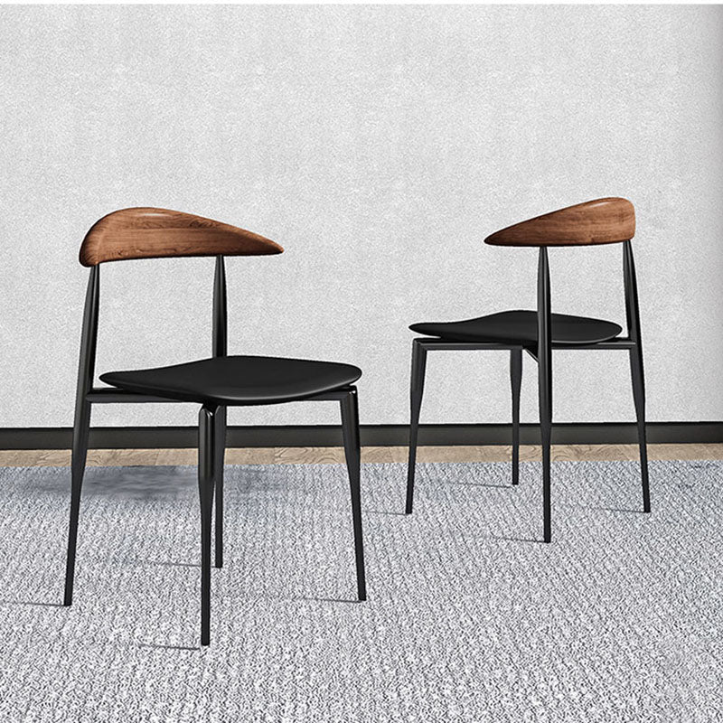 Silla lateral de comedor de cuero de estilo industrial con respaldo abierto