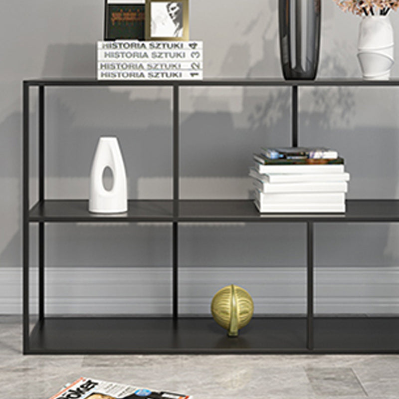 Scaffali di libri minimalisti della libreria aperta con ripiani rettangolari in metallo
