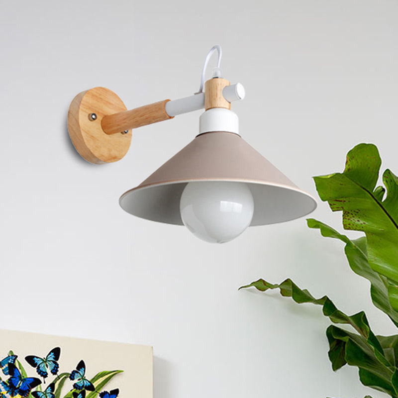Éclairage mural en cône élégant nordique 1 lampe à applique métallique de tête avec joint en bois en noir / gris pour le couloir
