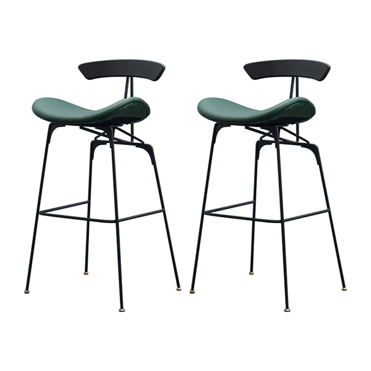 Sgabello da 31,50 "sgabello da barra industriale e sgabelli con un bancone con 4 gambe in nero