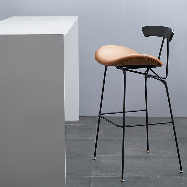 Sgabello da 31,50 "sgabello da barra industriale e sgabelli con un bancone con 4 gambe in nero