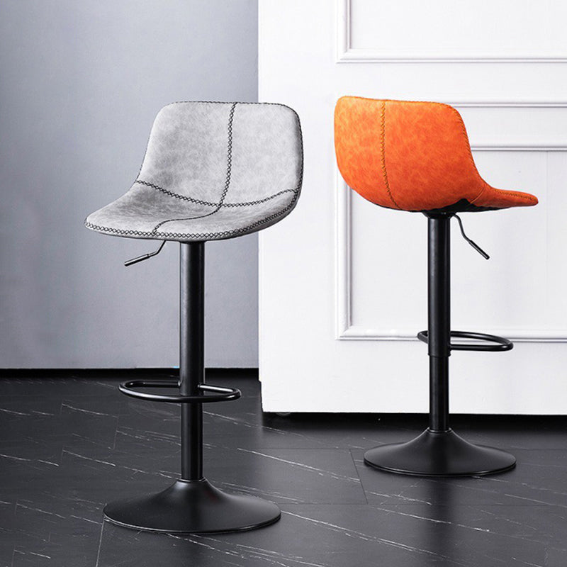 Zeitgenössischer verstellbarer Stange und Thekenhocker mit schwarzer Basis mit schwarzen Basis