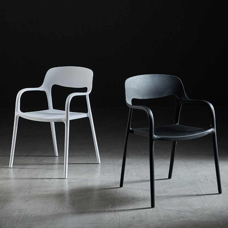 Sillón de estilo moderno con respaldo abierto y patas de plástico para cocina