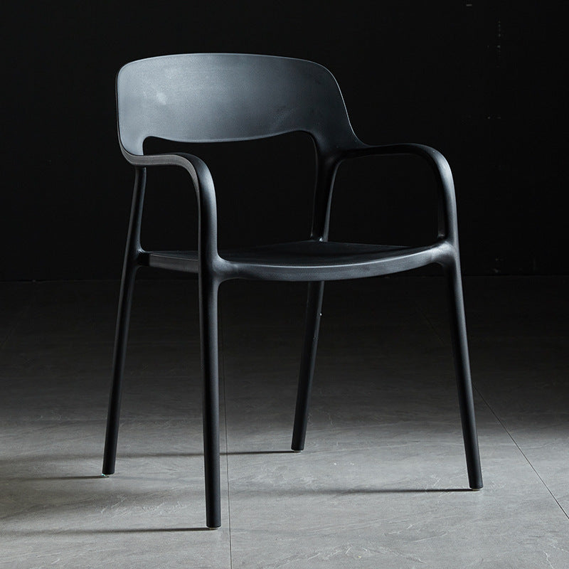 Sillón de estilo moderno con respaldo abierto y patas de plástico para cocina